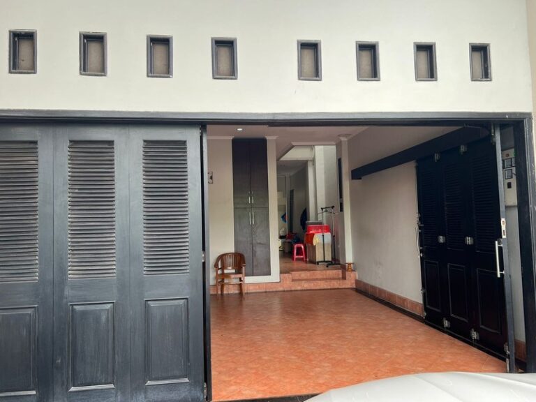 Rumah Moh Yamin Renon Dijual Garasi