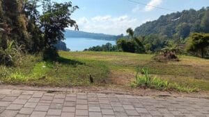 tanah dekat Pura ulun danu