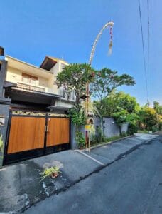 Rumah dengan kolam renang dijual di Sanur