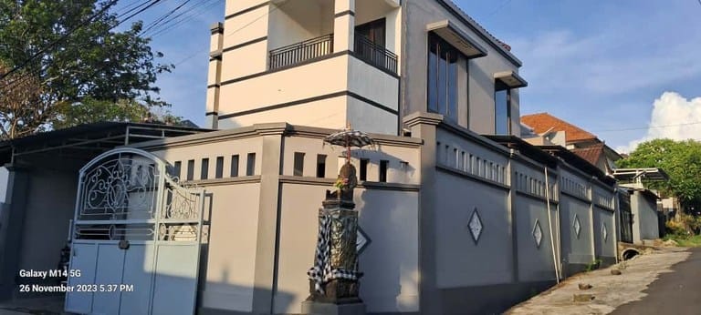 Jual rumah strategis Jalan Karang Sari