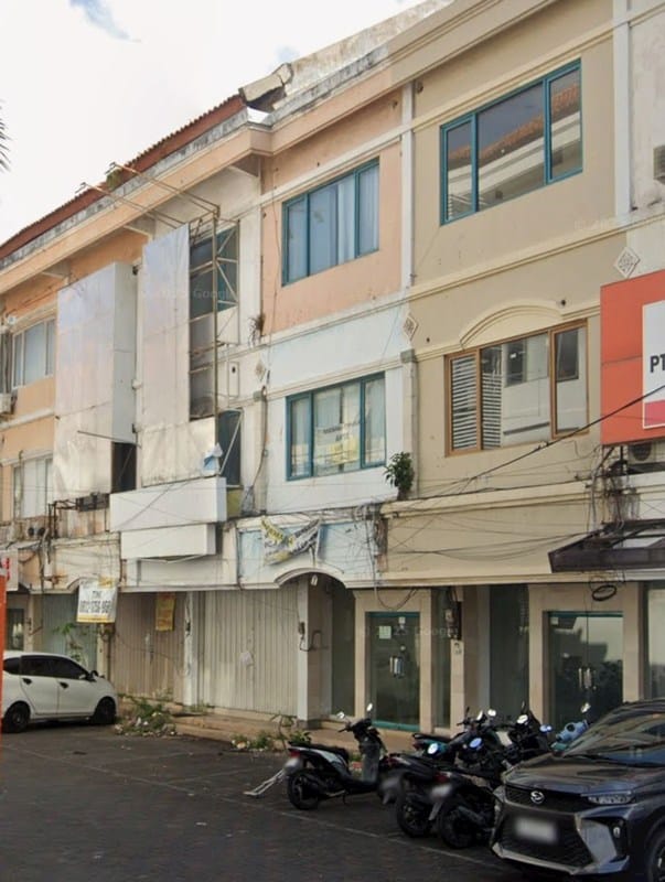Suasana lingkungan komersial di Graha Mahkota Teuku Umar yang ramai dan produktif, ideal untuk investasi properti atau kantor di pusat kota Denpasar.