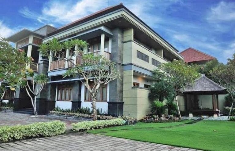 Interior rumah mewah di Renon dengan lantai granito dan kusen kayu jati kualitas nomor satu yang menghadap selatan