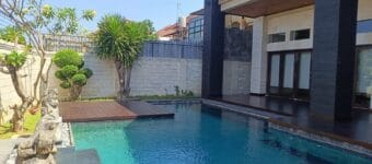 Kolam renang pribadi besar dan bale bengong di rumah mewah Renon yang memberikan suasana villa tropis.