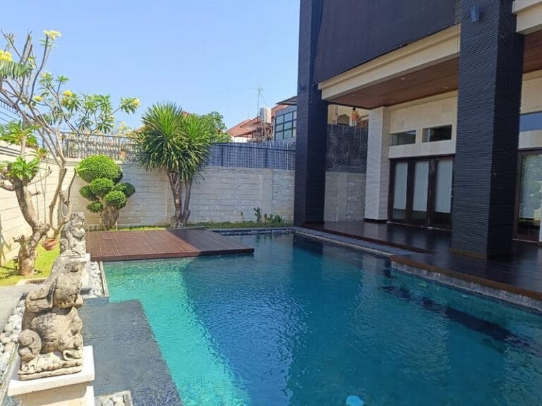 Kolam renang pribadi besar dan bale bengong di rumah mewah Renon yang memberikan suasana villa tropis.
