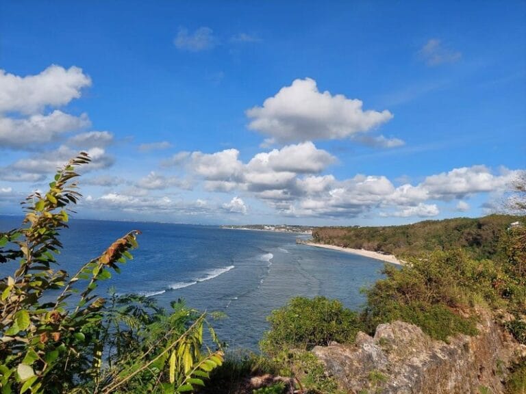 Investasi properti mewah Bali lahan 2000 meter persegi di tebing Uluwatu dekat kawasan wisata Pantai Padang Suluban.