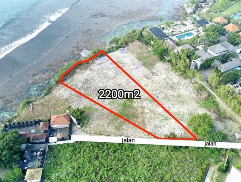 Pemandangan laut abadi dari tebing Pantai Suluban untuk pembangunan villa mewah atau hotel di Bali.