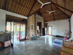 Living room villa dijual di Batur Sari Sanur dengan konsep kaca terbuka dan pencahayaan alami