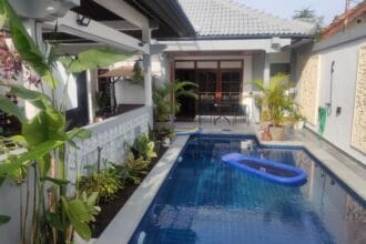 Kolam renang pribadi ukuran 3x6 meter di dalam rumah semi villa Pedungan Denpasar Selatan dikelilingi area dek kayu.