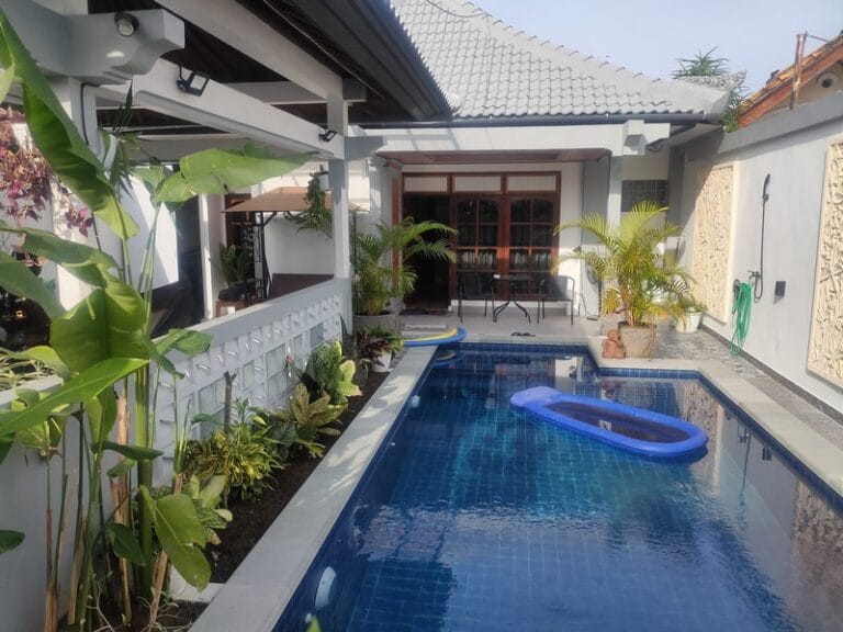 Kolam renang pribadi ukuran 3x6 meter di dalam rumah semi villa Pedungan Denpasar Selatan dikelilingi area dek kayu.