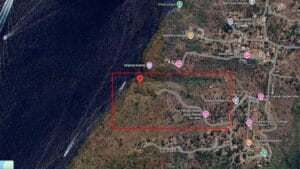 Area hijau asri di Desa Sakti Nusa Penida yang berdekatan dengan laut, menunjukkan batas lahan 300 are yang strategis untuk pengembangan akomodasi wisata premium.