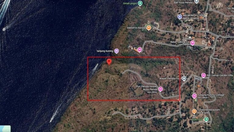 Area hijau asri di Desa Sakti Nusa Penida yang berdekatan dengan laut, menunjukkan batas lahan 300 are yang strategis untuk pengembangan akomodasi wisata premium.