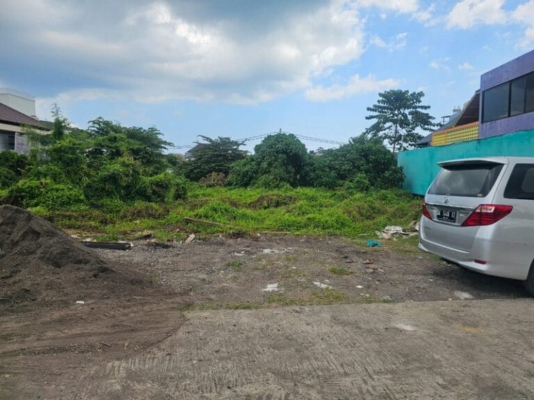 Suasana lingkungan premium di Kerobokan yang menampilkan deretan villa eksklusif di sekitar tanah dijual di Umalas 1 Gang XXV yang sangat diminati ekspatriat.