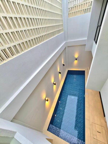 Pemandangan laut biru dari area rooftop villa mewah di Nusa Dua yang cocok untuk area bersantai atau BBQ dengan view laut Bali yang spektakuler.