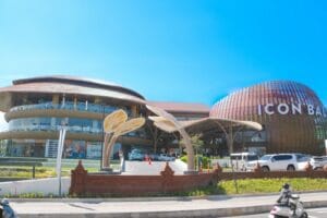 Tampilan megah arsitektur Icon Mall Sanur Bali dari arah Jalan Danau Tamblingan