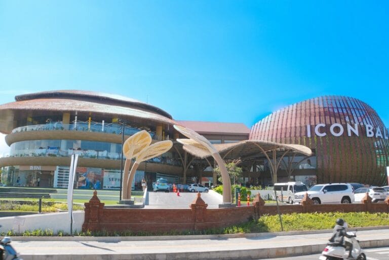 Tampilan megah arsitektur Icon Mall Sanur Bali dari arah Jalan Danau Tamblingan