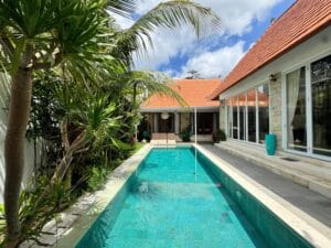 Ruang baca privat yang tenang terletak di area loteng villa untuk kenyamanan ekstra.
