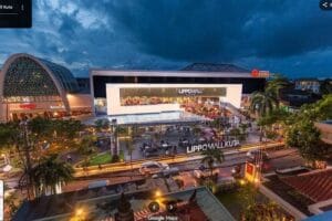 Fasad depan Lippo Mall Kuta di Jalan Kartika Plaza yang strategis dekat Bandara Ngurah Rai Bali.
