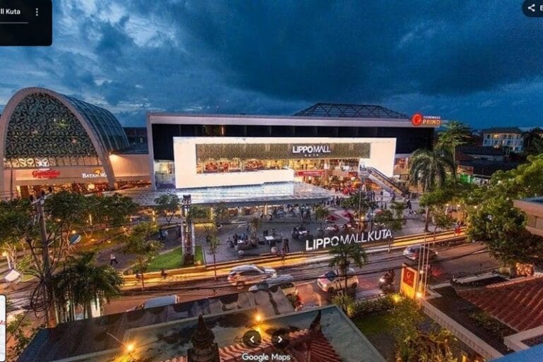 Fasad depan Lippo Mall Kuta di Jalan Kartika Plaza yang strategis dekat Bandara Ngurah Rai Bali.