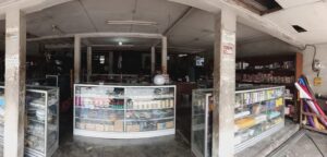 Interior lantai satu unit jual ruko murah Kerobokan dengan konsep ruang terbuka luas untuk dapur dan area pelayanan pelanggan.