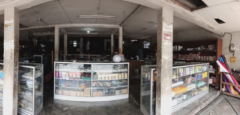 Interior lantai satu unit jual ruko murah Kerobokan dengan konsep ruang terbuka luas untuk dapur dan area pelayanan pelanggan.