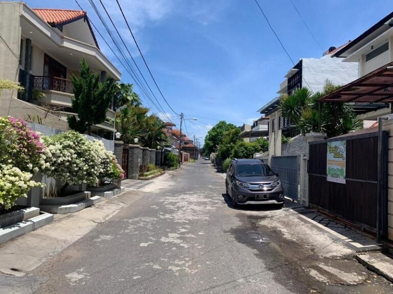 Fasad depan rumah mewah 2 lantai di Imam Bonjol Denpasar dekat Trans Studio Mall dengan desain modern dan area garasi luas.