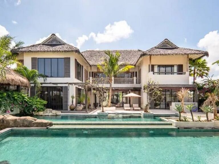 Fasad mewah Villa Munduk Belan Cemagi 6 kamar tidur dengan desain arsitektur modern tropis dekat Pantai Seseh Bali.