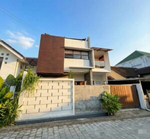 Eksterior rumah 2 lantai di Gunung Salak Kerobokan dengan desain modern tropical minimalist townhouse dan carport luas.