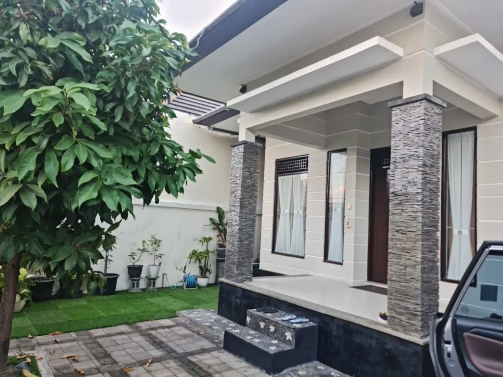 Interior ruang tamu dijual rumah di renon gaya elegan.