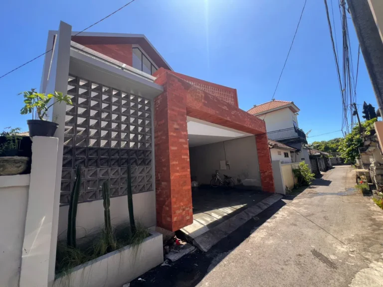 Villa mewah dijual di Sanur dengan kolam renang pribadi dan arsitektur modern tropis.