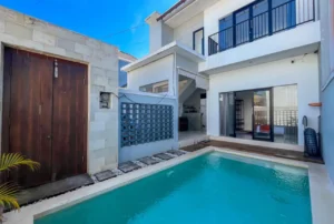 Area kolam renang pribadi dan ruang keluarga terbuka di unit jual villa jalan tunjung ungasan.