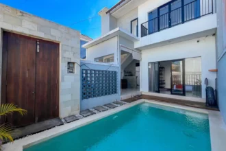 Area kolam renang pribadi dan ruang keluarga terbuka di unit jual villa jalan tunjung ungasan.