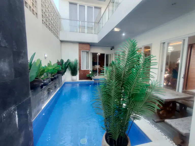 Kolam renang pribadi atau private pool yang jernih di dalam area rumah mewah di Denpasar Selatan dengan pencahayaan alami.
