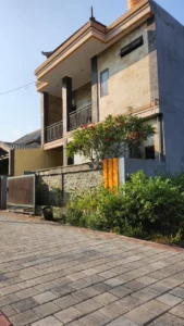 Foto tampak depan rumah minimalis 2 lantai di Jalan Pusaka Jimbaran Bali yang lokasinya strategis dekat Bypass Ngurah Rai dengan akses jalan aspal lebar.