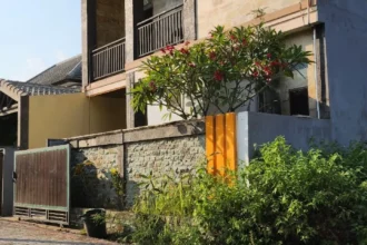 Foto tampak depan rumah minimalis 2 lantai di Jalan Pusaka Jimbaran Bali yang lokasinya strategis dekat Bypass Ngurah Rai dengan akses jalan aspal lebar.