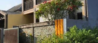 Foto tampak depan rumah minimalis 2 lantai di Jalan Pusaka Jimbaran Bali yang lokasinya strategis dekat Bypass Ngurah Rai dengan akses jalan aspal lebar.
