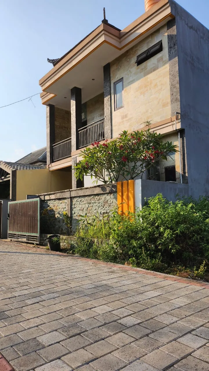 Foto tampak depan rumah minimalis 2 lantai di Jalan Pusaka Jimbaran Bali yang lokasinya strategis dekat Bypass Ngurah Rai dengan akses jalan aspal lebar.
