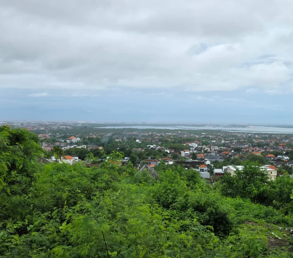 Pemandangan tak terhalang (unblock view) dari lahan dijual di Sun Island Estate Jimbaran, Bali, memperlihatkan panorama laut, Bandara Ngurah Rai, kota, dan gunung.