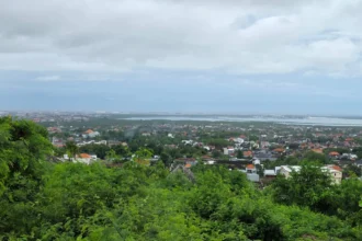 Pemandangan tak terhalang (unblock view) dari lahan dijual di Sun Island Estate Jimbaran, Bali, memperlihatkan panorama laut, Bandara Ngurah Rai, kota, dan gunung.