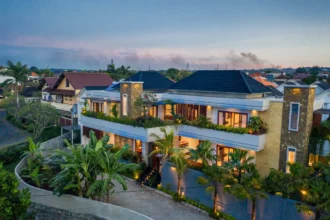 Eksterior villa dua lantai di kawasan elit Taman Griya Jimbaran.