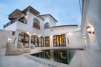 Kolam renang pribadi yang dikelilingi dek kayu di villa 3 kamar di Jalan Anggrek, Ungasan.