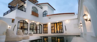 Kolam renang pribadi yang dikelilingi dek kayu di villa 3 kamar di Jalan Anggrek, Ungasan.