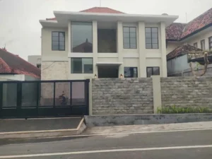 Halaman belakang luas rumah Sekar Tunjung cocok untuk taman tropis.