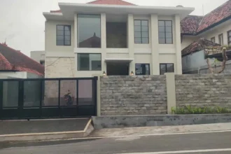 Halaman belakang luas rumah Sekar Tunjung cocok untuk taman tropis.