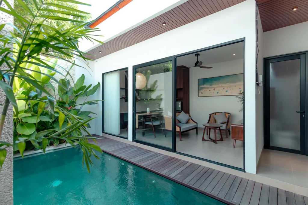 Kamar tidur utama villa Bali dengan kasur king size.