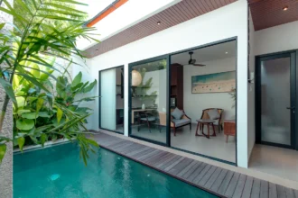 Kamar tidur utama villa Bali dengan kasur king size.