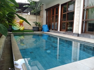 Tampak depan villa 3 kamar di Berawa Canggu