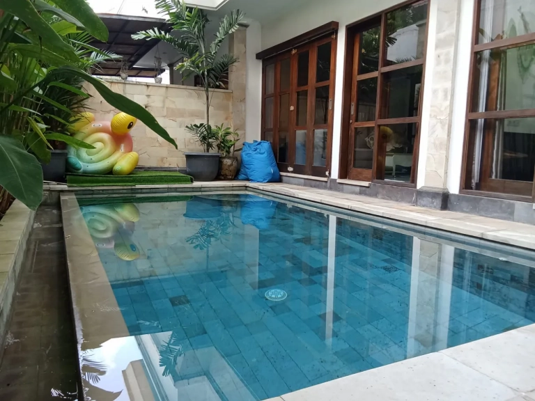 Tampak depan villa 3 kamar di Berawa Canggu