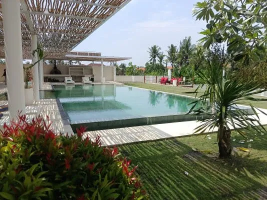 Tampak depan villa luxury dijual dekat Nuanu