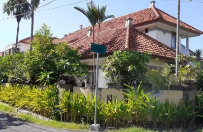 Garasi dan carport rumah Badak Sari Renon