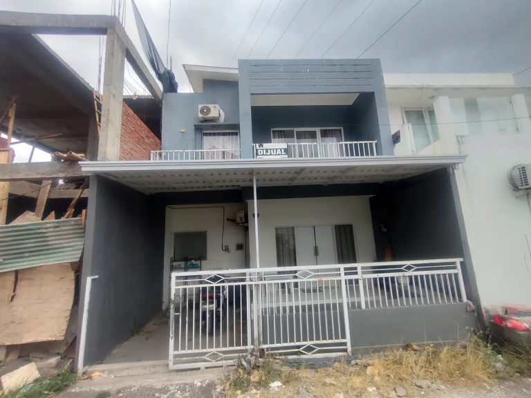 Fasilitas carport rumah dijual di Mahendradata